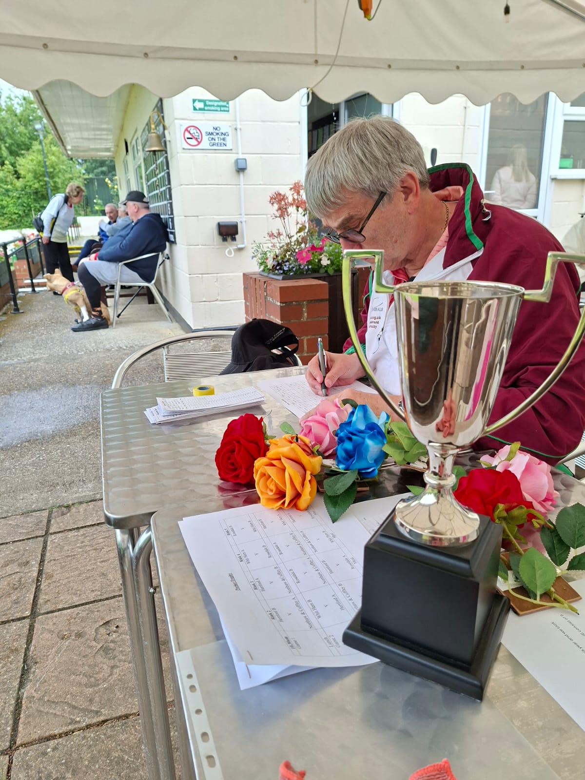 Alan Spicer counting the scores